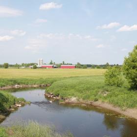 Image d'une ferme laitière prise de loin