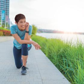 Femme active en bonne santé, un genou à terre