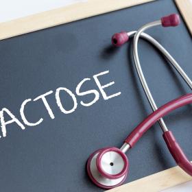 Petit tableau noir avec "lactose" écrit dessus et stéthoscope