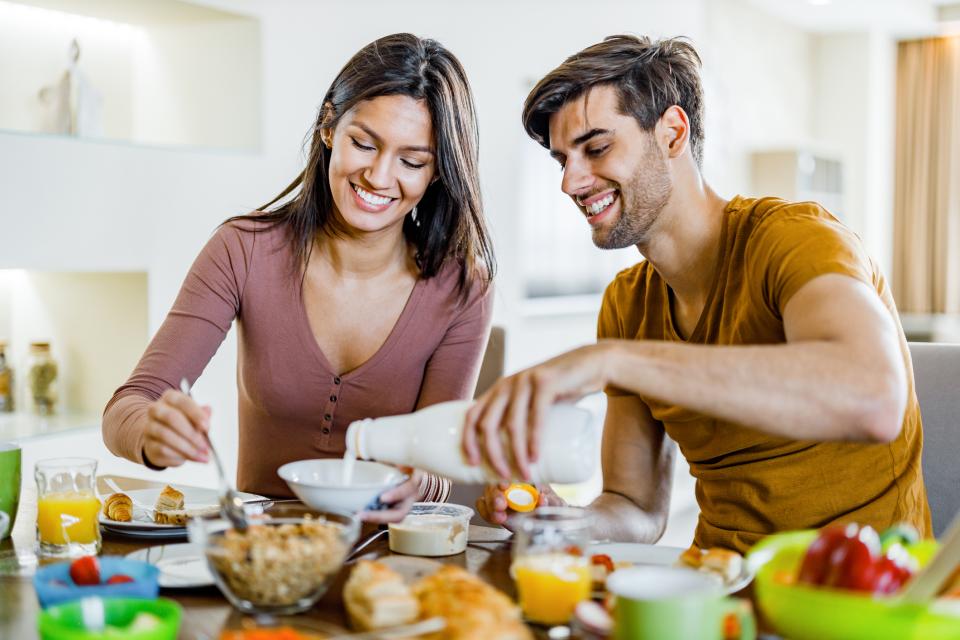 Jeune couple qui mangent un repas sain