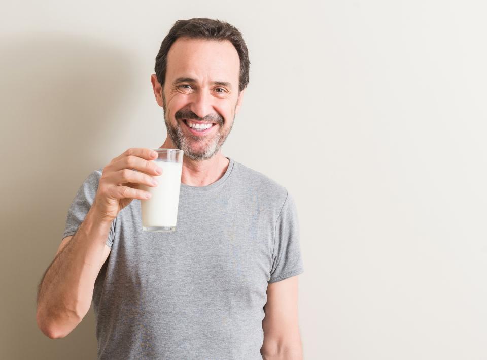 Homme agé avec un verre de lait