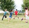 Enfants jouant au football dans un champ