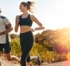 Homme et femme faisant du jogging à l'extérieur