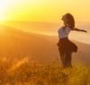Femme debout au soleil