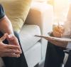 Docteur et patient assis sur un fauteuil
