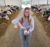 Une productrice laitière versant du lait dans un verre